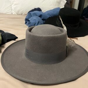 Elegant Gray Women's Felt Hat with Feather Accent